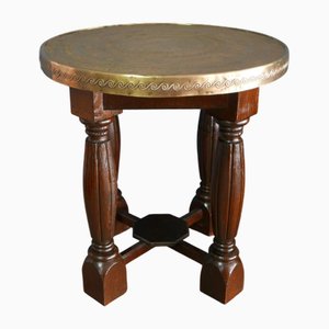 Mesa para fumadores antigua de roble con tablero ornamental de latón, Alemania, años 20