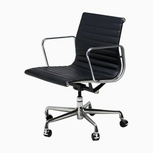 Sedia da scrivania esecutiva in pelle nera di Charles & Ray Eames per Herman Miller