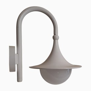 Lampada da parete vintage da esterno in metallo verniciato bianco e paralume in vetro bianco opaco, anni '80