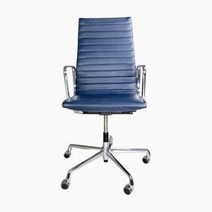 Sedia da ufficio in pelle blu con ruote di Charles Eames per Vitra