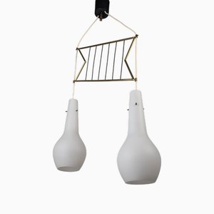 Lampada a sospensione con paralumi in opalino e ottone nello stile di Stilnovo, Italia, anni '50
