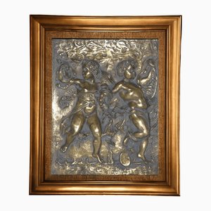 Carreau en bronze repoussé avec amours dansants attribué à Léonard de Vinci