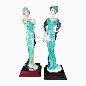 Figuras de dama con bases de madera, años 20. Juego de 2