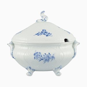 Große blaue Terrine mit Blumendeckel aus Porzellan von Juliane Marie für Royal Copenhagen, 1930er