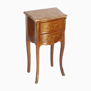 Comodino antico in stile Luigi XV in legno con dettagli intarsiati, ripiano in marmo marrone e dettagli in ottone