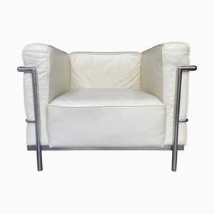 Butaca LC3 de cuero crema con estructura tubular de cromo de Le Corbusier