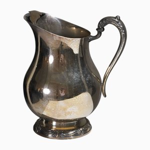 Jarra antigua de metal plateado, década de 1880