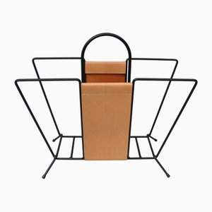 Mid-Century Zeitschriftenständer aus schwarz lackiertem Stahl String & hellem Leder im Stil von Jacques Adnet, 1960er