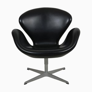 Silla Swan Arne Jacobsen de cuero negro patinado 2007, década de 2000