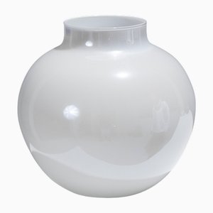 Jarrón esférico de vidrio blanco opalescente, años 60