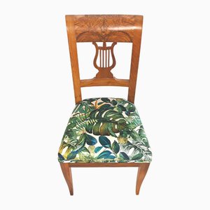 Sedia Biedermeier Lira in noce imbottita in peluche con stampa tropicale
