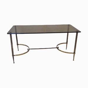 Mesa de centro francesa de latón con superficie de vidrio ahumado, años 50