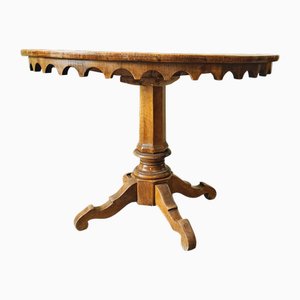 Mesa de juegos redonda de nogal, década de 1890
