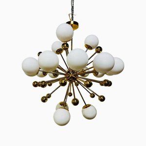 Lampadario Sputnik vintage in ottone e vetro opalino, Italia, anni '70