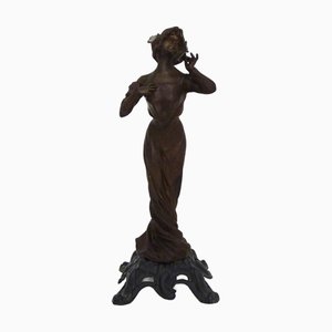 Scultura Art Nouveau Spelter di donna che odora un fiore, anni '20