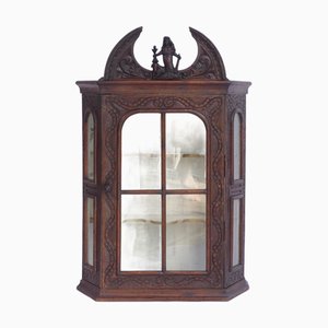 Meuble Mural Gothique Antique en Bois Sculpté avec Porte en Verre et Étagères Blanches
