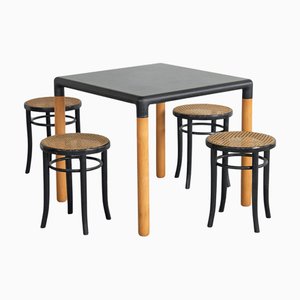 Mesa y 4 taburetes lacados atribuidos a Gerd Lange para Thonet, años 40. Juego de 5