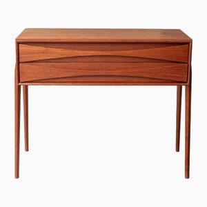 Mesa auxiliar modelo 6835 de Rimbert Sandholt