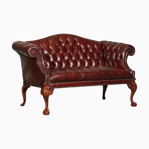 Sofá Chesterfield Regency con respaldo camel de cuero burdeos teñido a mano
