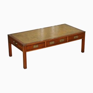 Vintage Military Campaign Couchtisch aus Eibenholz mit geprägtem Leder von Harrods, 1970er
