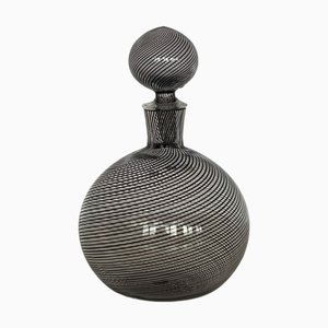 Bottiglia rotonda in filigrana di Murano nera con tappo, 1983