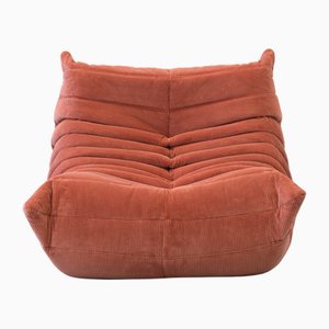 Sillón Togo de pana coral atribuido a Michel Ducaroy para Ligne Roset