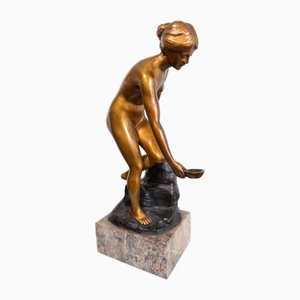 Robert Rudolf, An der Quelle, años 20, bronce con pedestal de mármol
