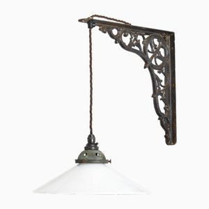 Französische Wandlampe aus Milchglas, 1920er