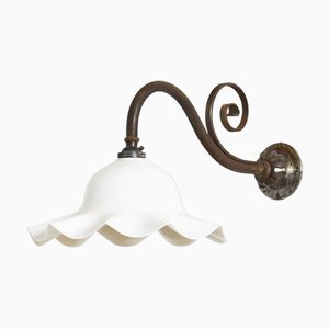 Französische Wandlampe aus Milchglas mit Rüschen, 1920er