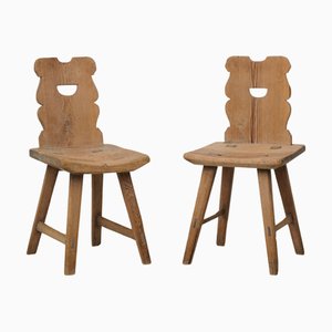 Set schwedischer rustikaler Volkskunststühle aus Kiefernholz