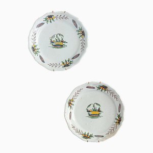 Platos florales de Rouen, década de 1700. Juego de 2