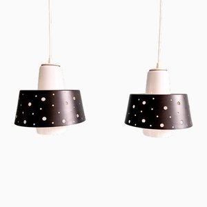 Skandinavische Vintage Hängelampen aus Opalweiß & Schwarz Lackiertem Metall, 1960, 2er Set