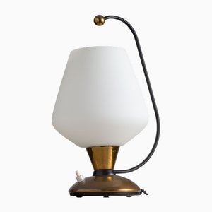 Tischlampe aus Messing mit gebogenem Stiel und Schirm aus Opalglas