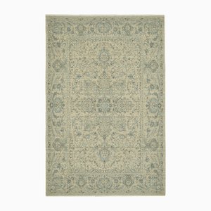 Beigefarbener orientalischer Oushak Teppich