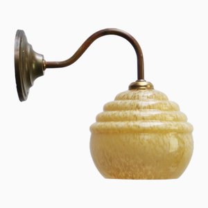 Französische gelbe Clichy Glas Messing Wandlampe