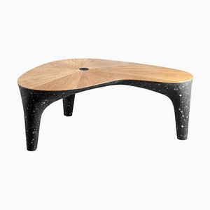 Banc Sculptural en Béton Noir par Donatas