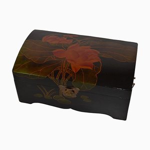 Scatola in legno laccato, inizio XX secolo, decorata con foglie e fiori di loto su sfondo nero