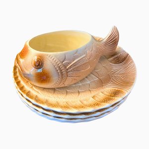 Sarreguemines Mid Century Set of 4 Fish-Shaped Majolica Plates and Sauce Boat, Circa 1950