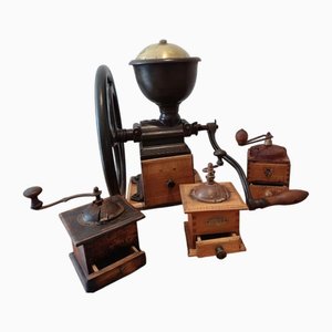 Set di 4 macinacaffè antichi. Splendido set con uno dei primi modelli Peugeot della metà del 1800