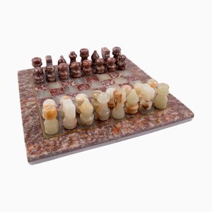 Juego de ajedrez de mediados del siglo XX en caja de mármol rosa, rojo y beige