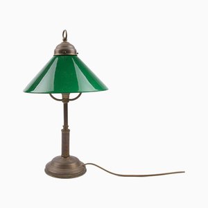 Lámpara de mesa Art Déco de latón de los años 20 con pantalla de vidrio opalino verde