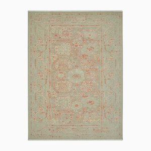 Beigefarbener orientalischer Oushak Teppich