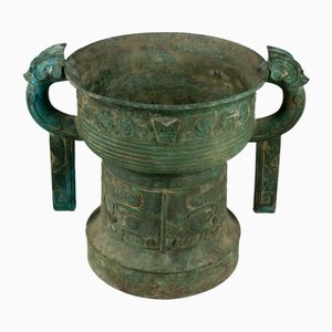 Großes archaisches Gui-Behälter aus Bronze mit Taotie Beast