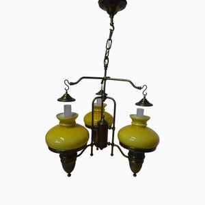 Lámpara de araña vintage de tres luces de latón y vidrio opalino, años 70