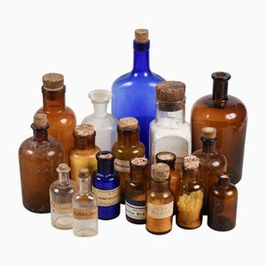 Apothekenflaschen und Fläschchen in verschiedenen Größen und Farben, Anfang 20. Jh., 17 . Set