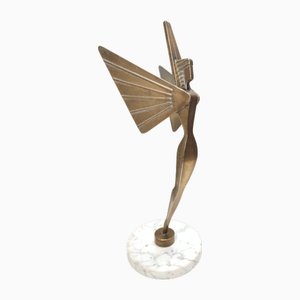 Oggetto decorativo in ottone con piedistallo in marmo che rappresenta la dea Nike