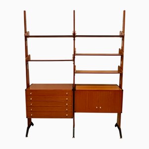 Libreria con struttura in legno e ottone con ripiani e contenitori regolabili, anni '50.