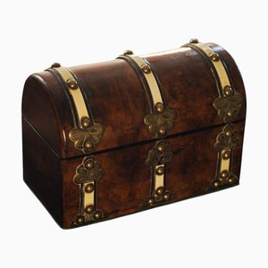 Cassettiera vittoriana piccola in radica di noce con dettagli in ottone inciso e supporti in pelle color crema, fine XIX secolo