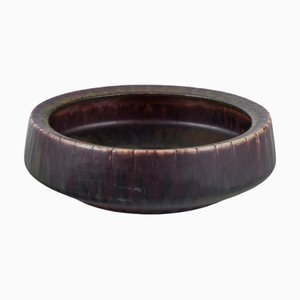 Scodella in ceramica smaltata nei toni del marrone e del verde di Gunnar Nylund per Rörstrand