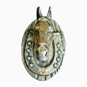 Targa vittoriana in ottone con testa di cavallo, inizio XX secolo